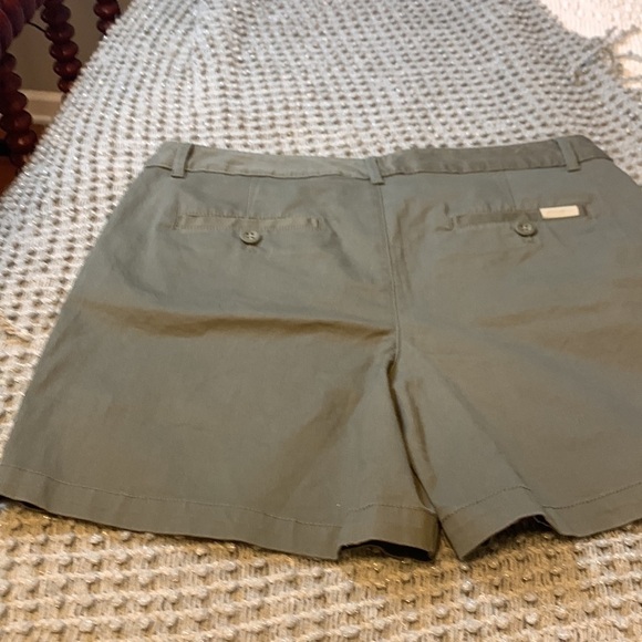 Eddie Bauer size 10 slightly curvy Ledgend wash shorts with stretch EUC - Picture 3 of 3